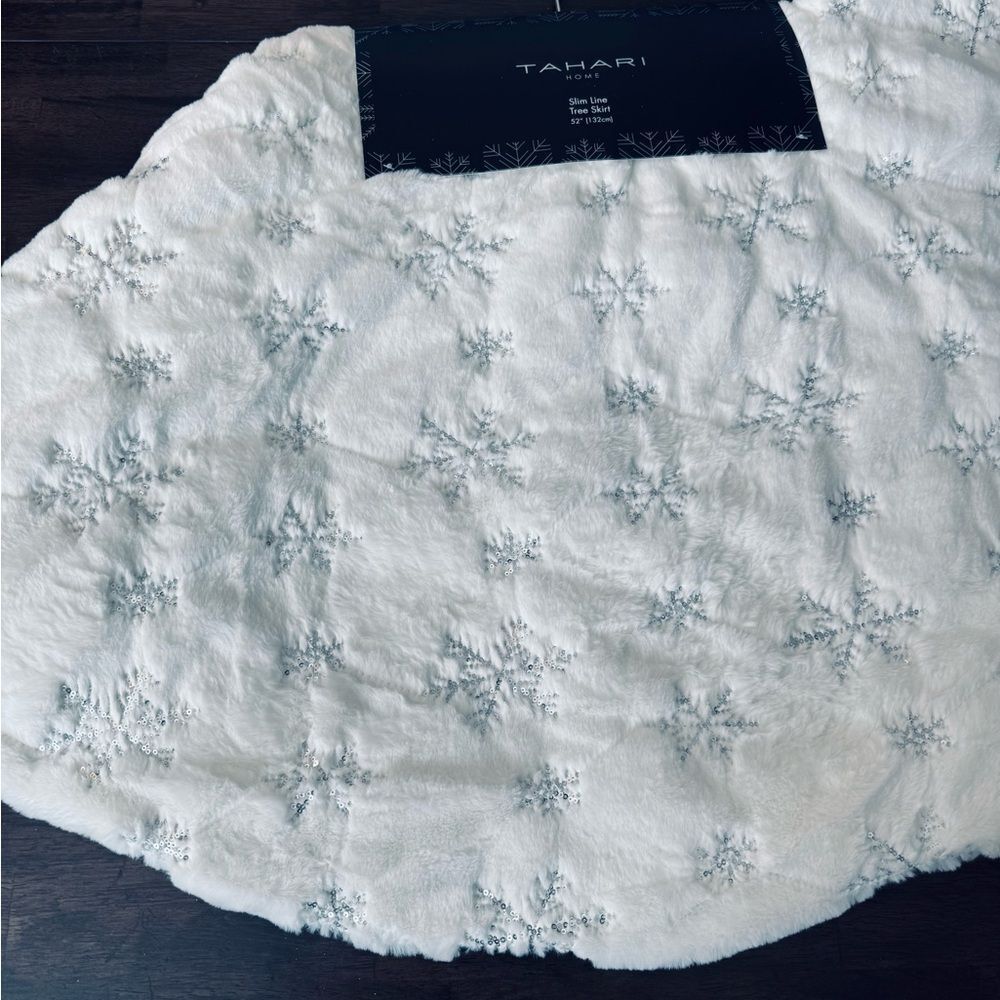 Tahari White Faux Fur Silver Sequin Holiday Christmas Tree Skirt